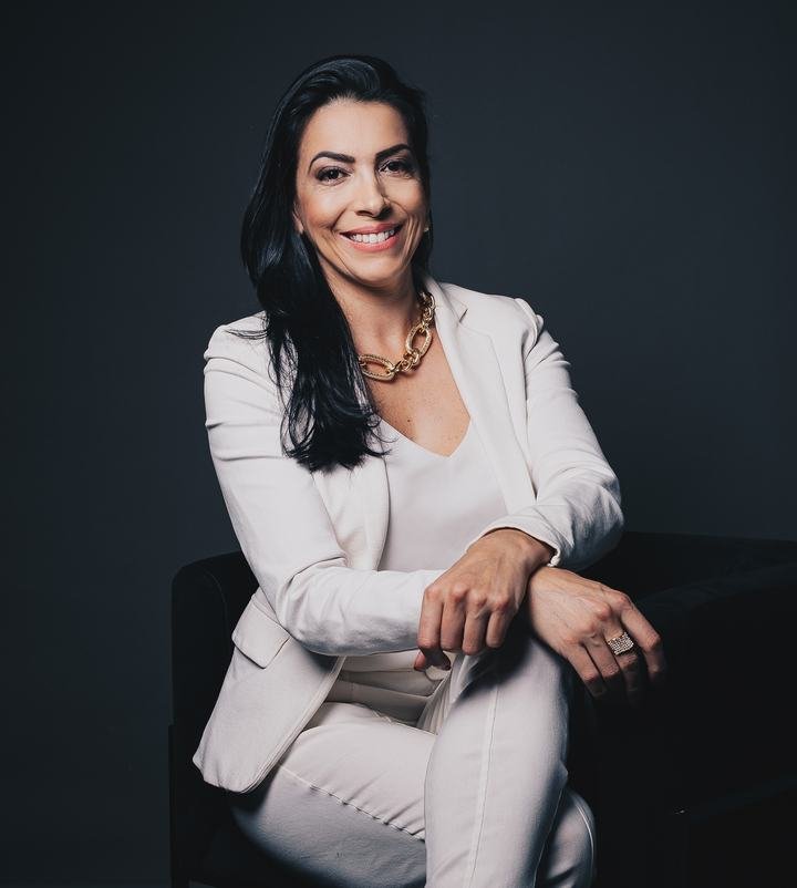 Ethiene Ramos sentada em ensaio profissional